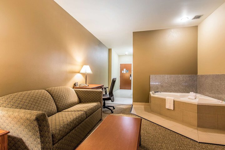 Room 10 of 32
