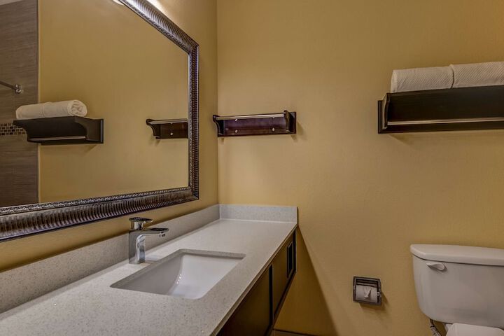 Room 17 of 28