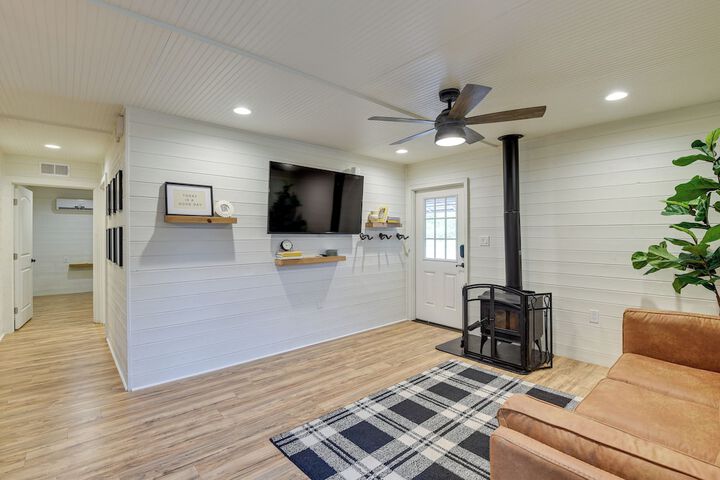 Dog-friendly Home w / Yard & Fire Pit in Midlothian