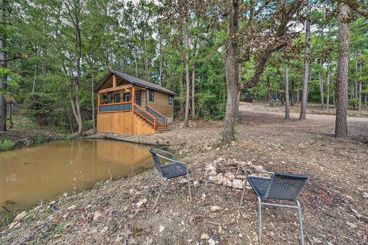 Romantic Broken Bow Cabin w / Jacuzzi & Fire Pit!