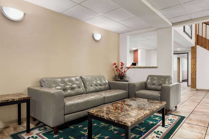 Super 8 by Wyndham Germantown / Milwaukee