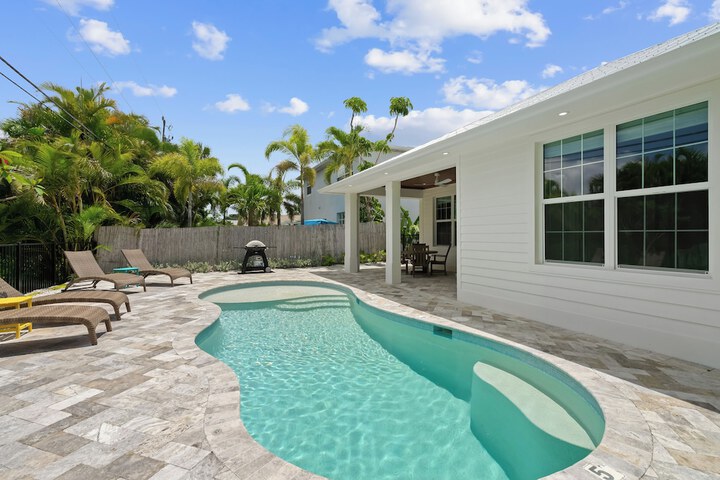 Sardinia Vacation Rental: Delightful Coastal Home near Vanderbilt Beach. Relax in a Private Pool and Spacious 4-BR Retreat with Modern Amenities. Ideal for Families. Minutes from Mercato and Local Attractions
