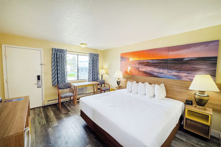 Days Inn by Wyndham Mackinaw City - Lakeview