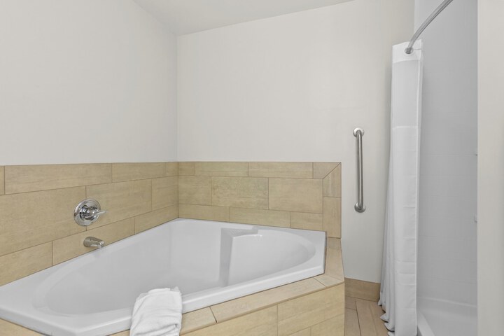 Holiday Inn Express & Suites Vandalia by IHG
