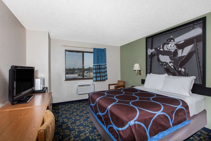 Room 8 of 16