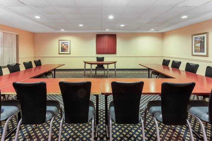 La Quinta Inn & Suites by Wyndham Milwaukee SW New Berlin