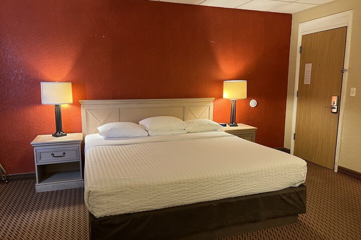 Econo Lodge Inn & Suites Walnut