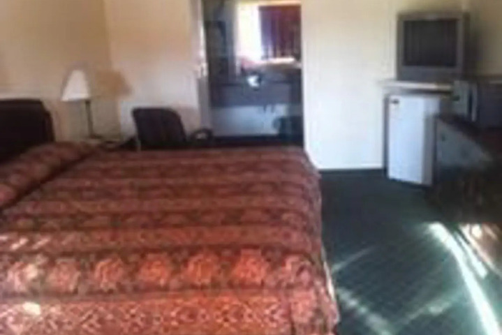 TAHLEQUAH MOTOR LODGE