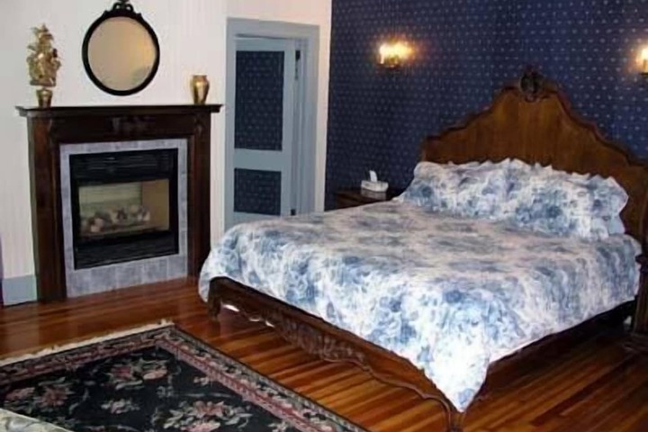 Chestnut Charm Bed & Breakfast