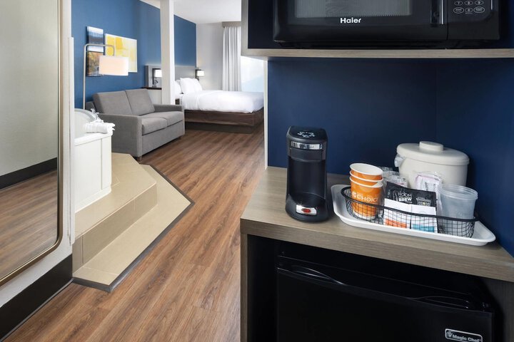 Comfort Suites Outlet Center