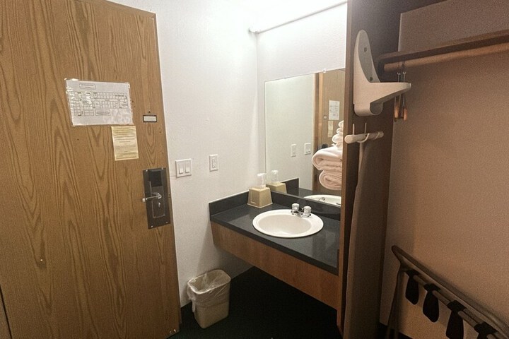 Tacoma Port Inn Fife I-5
