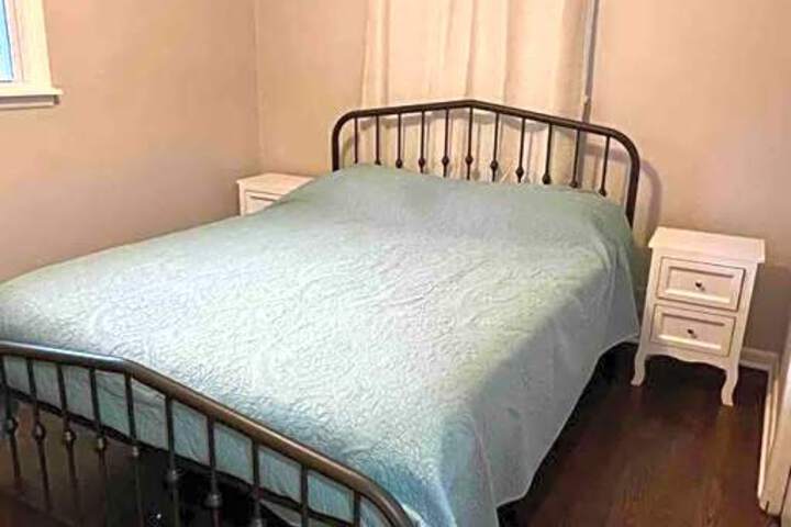 Modern & Cozy 2 bedroom home near downtown Shawnee
