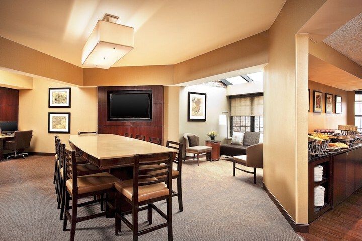Lounge 49 of 58