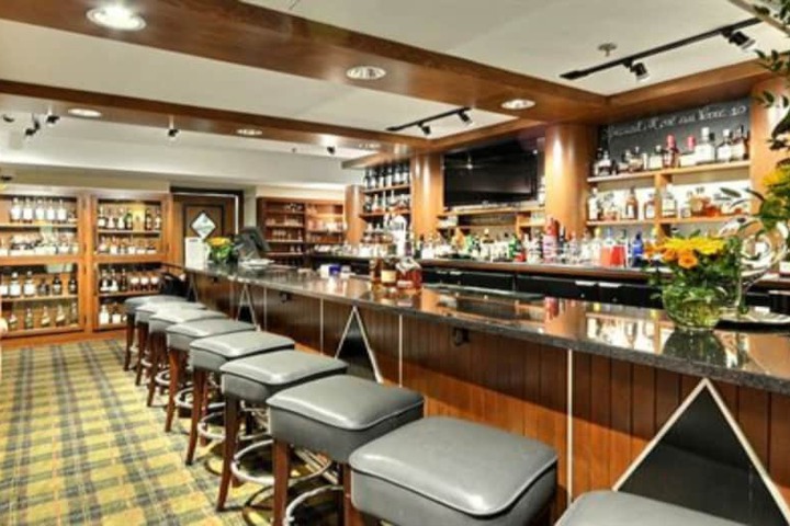 Lounge 67 of 74