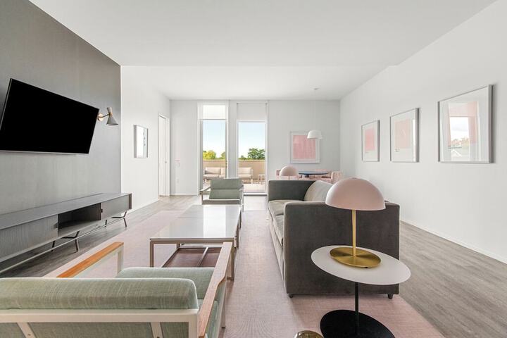 Room 105 of 164