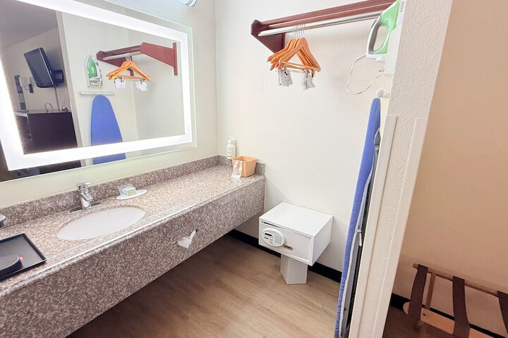 Room 10 of 39