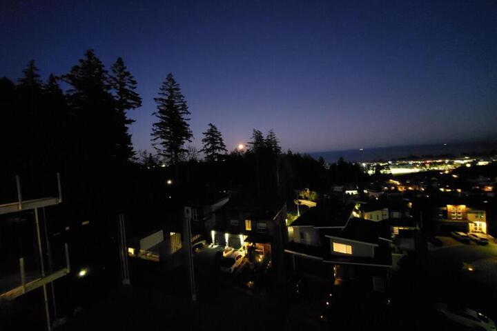 Stunning Ocean View Modern 1 BDR Private Entry Suite