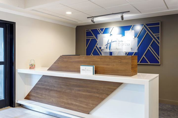 Holiday Inn Express & Suites Lancaster by IHG
