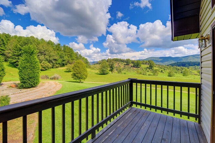 Secluded Mountain City Home w / Deck & Views!