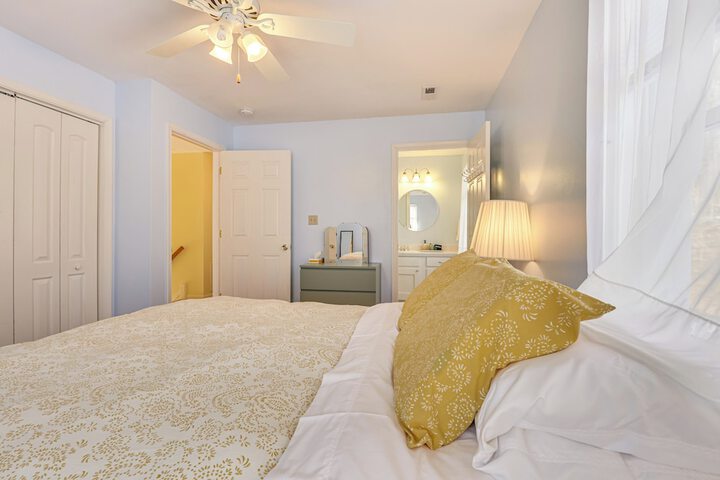 Family Home w / Game Room & Decks in Etlan!