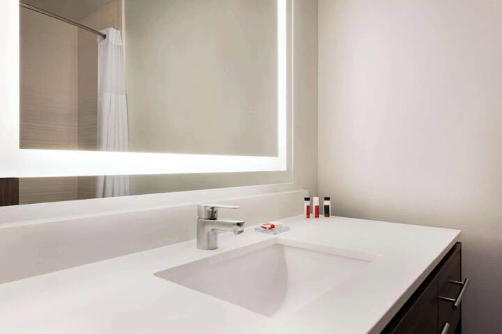 Days Inn & Suites by Wyndham Beaumont West / I-10 & Walden