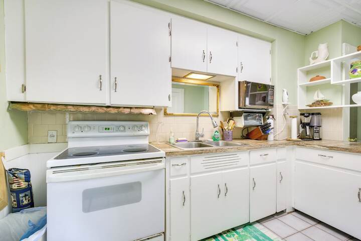 Quaint Beverly Townhome: Walk to Beach & Downtown!