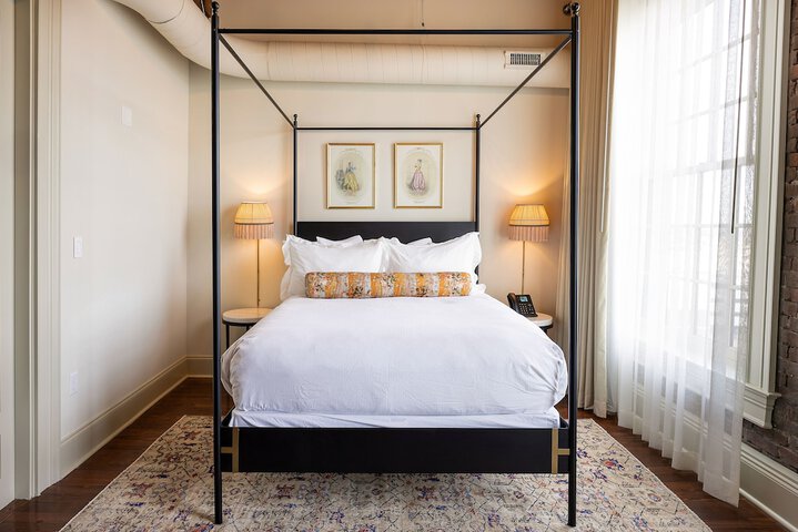 Hotel Cleo Knoxville Downtown, a Tribute Portfolio Hotel