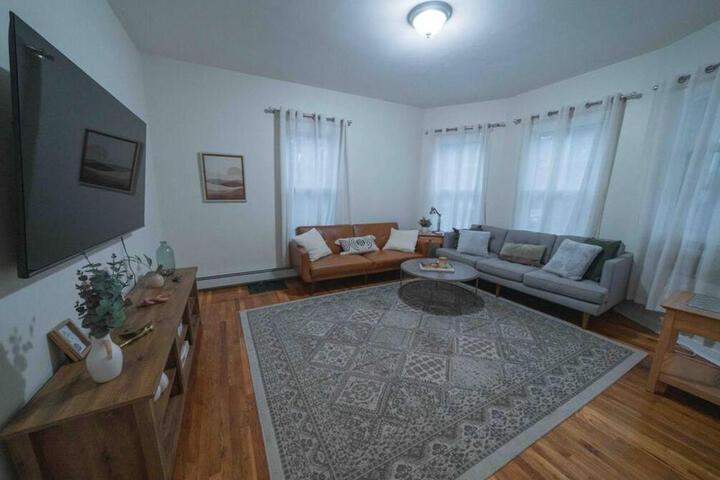 Cozy 2BR-Walk to Tufts & Green Line Near Boston!