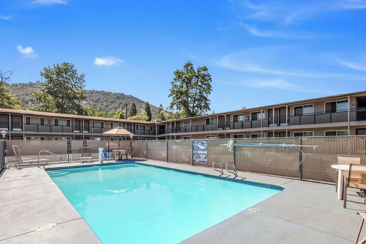 Econo Lodge Inn & Suites Yreka