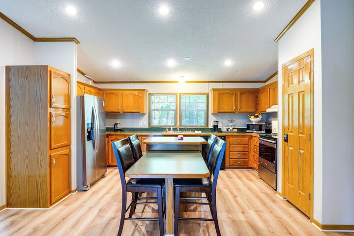 Pet-friendly Emerald Lake Retreat in Charlestown!