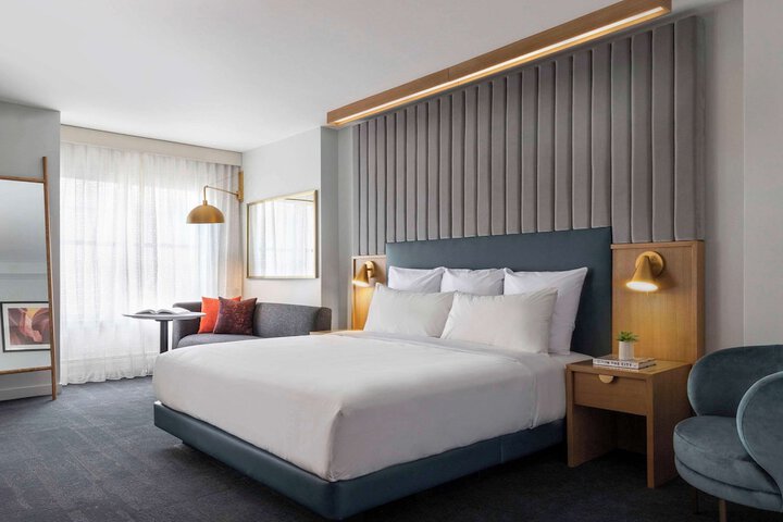 Room 32 of 60