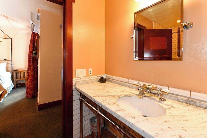 Room 40 of 69