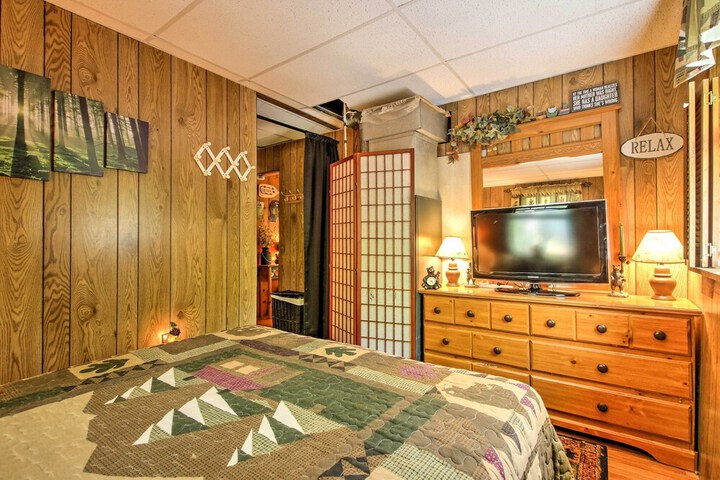 Pet-friendly Cabin w / Fire Pit BBQ & Great Deck!