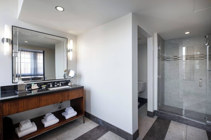 Room 28 of 102