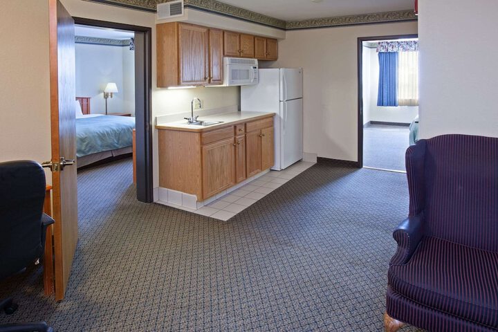 Country Inn & Suites by Radisson Lansing, MI