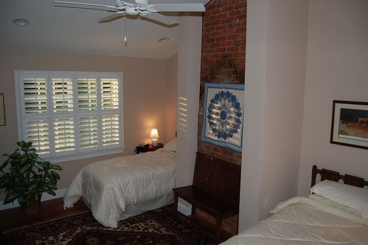 Room 33 of 80