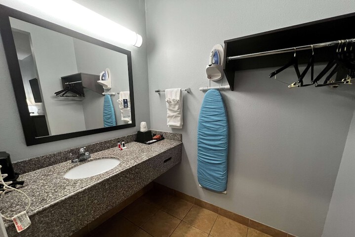 Room 10 of 32