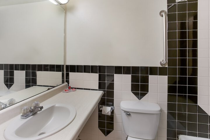 Room 8 of 12