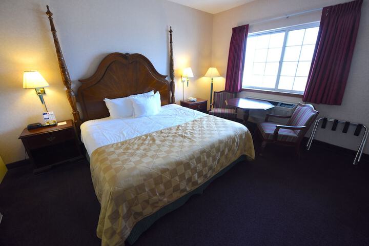 Clarion Hotel Mackinaw City Beachfront