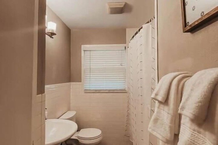 The Burrow-Cozy 3 BDRM HM - Free Parking