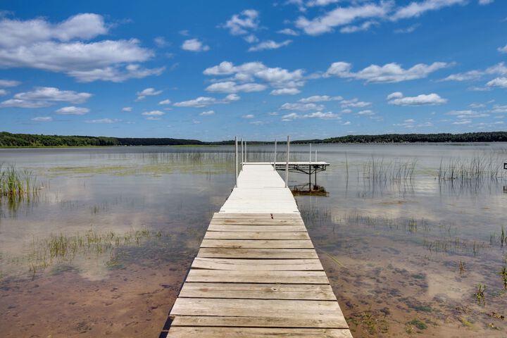Lakefront Motley Cabin w / Private Deck + Dock!
