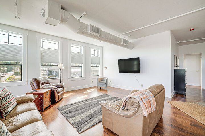 Modern Blaine Condo Rental 1 Mi to Boat Harbor!