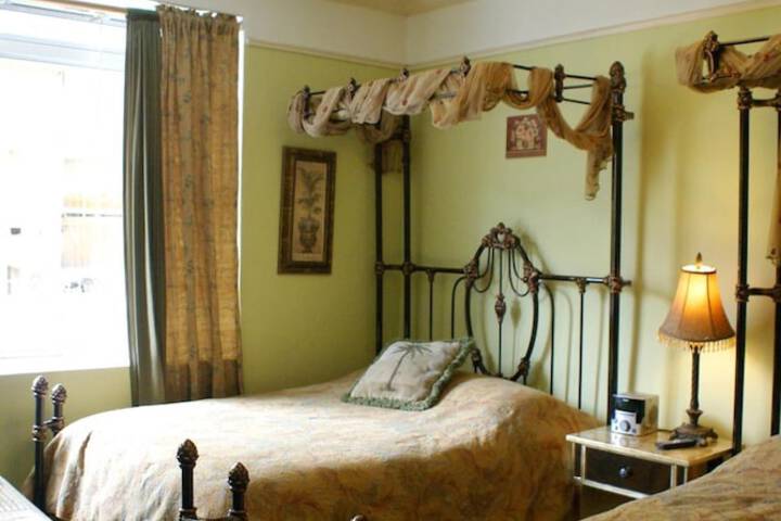 Room 25 of 51