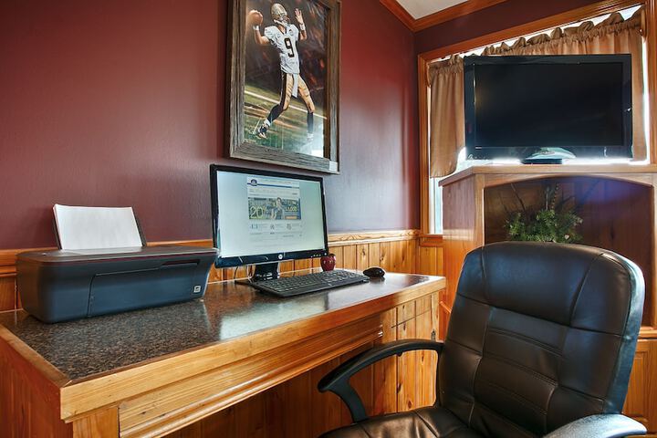 Business Center 23 of 23