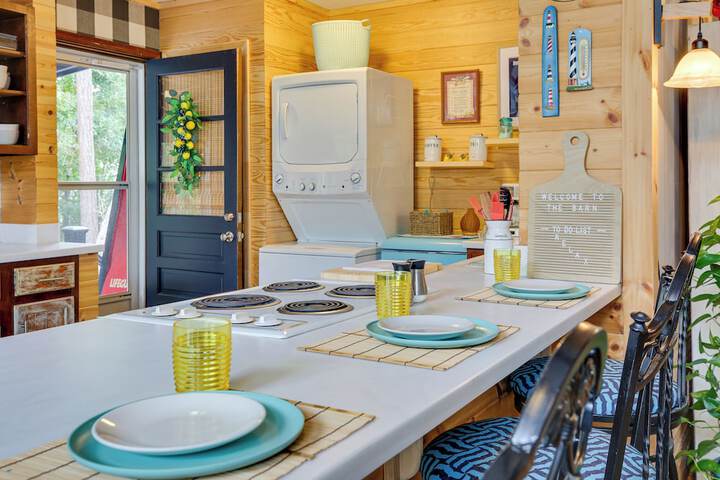 Oak Island Vacation Rental w / Decks Walk to Beach