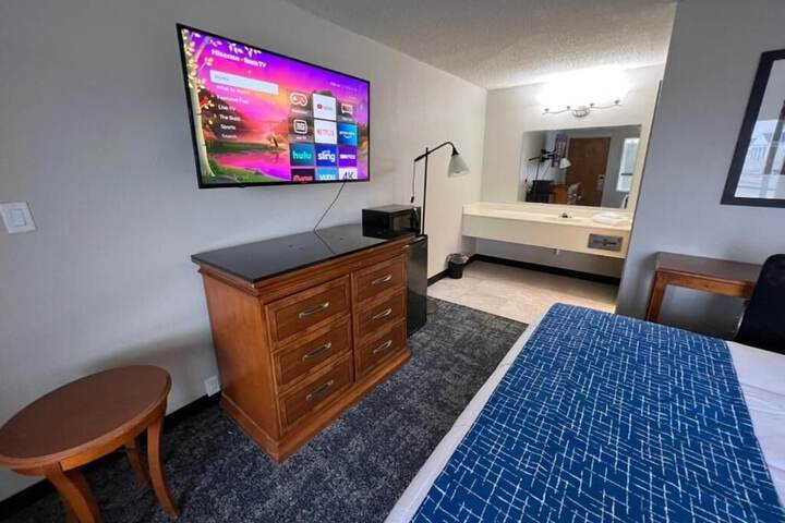 Room 4 of 8