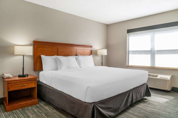 Country Inn & Suites by Radisson Rossford - Toledo South