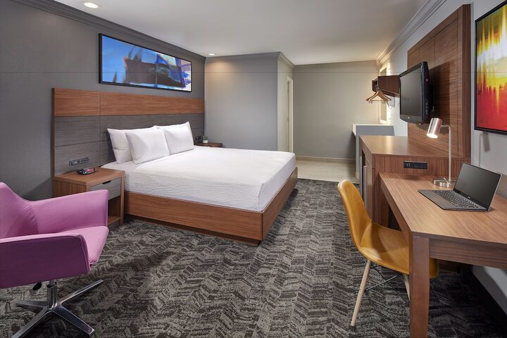 Room 6 of 10
