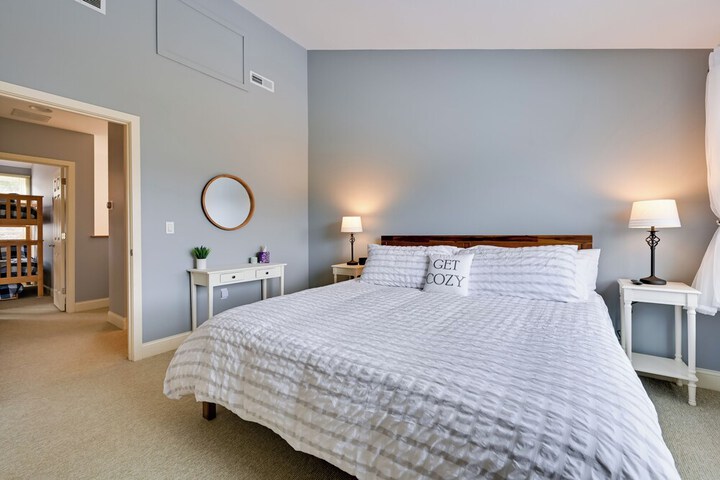 Bright Condo w / Community Perks: Near Ski Quechee!