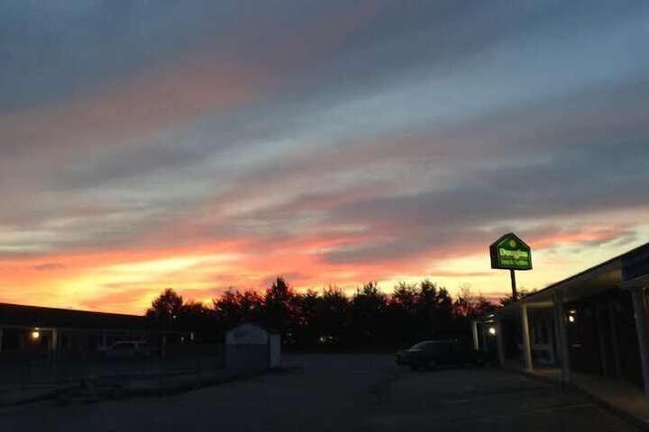 Douglas Inn & Suites